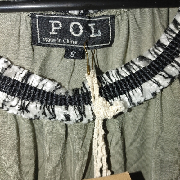 POL Flowy Green Cold Shoulder Top With 3/4 Sleeve. Size S Fits S-L - Picture 5 of 6